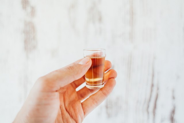 Èašica ljute rakije pre jela ne otvara apetit, zapravo ima mnogo drugaèije dejstvo